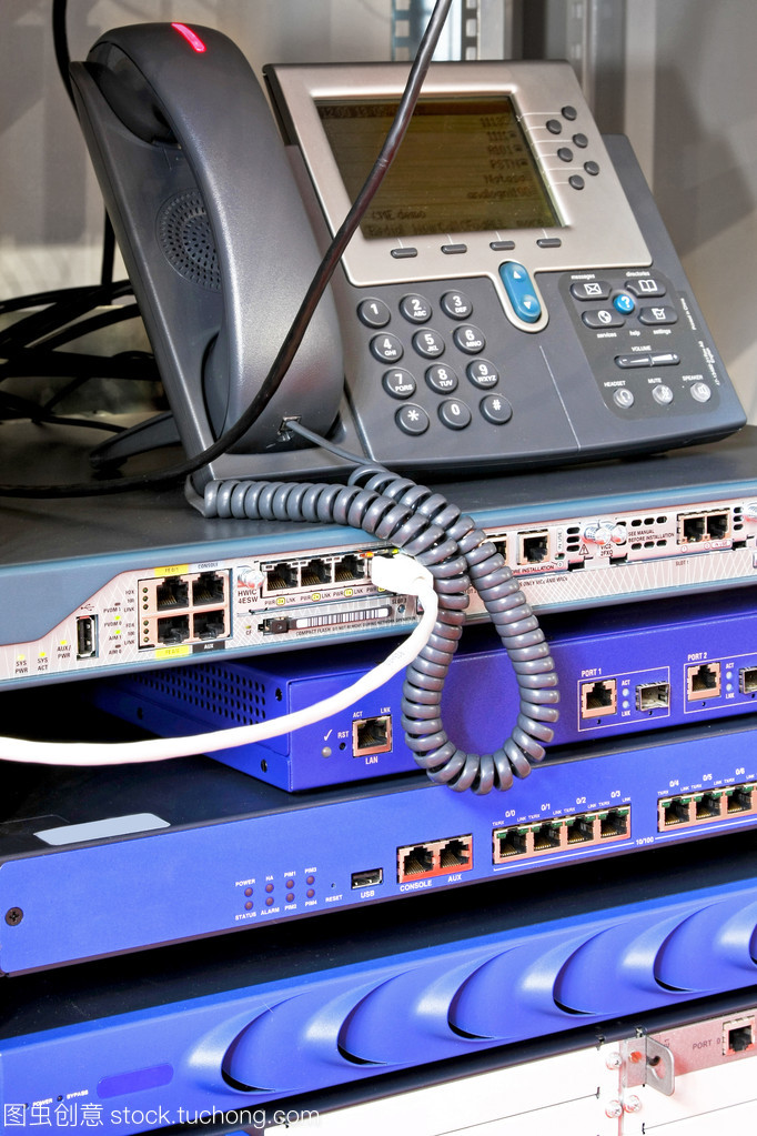 数据通信中的关键网络设备及其功能解析